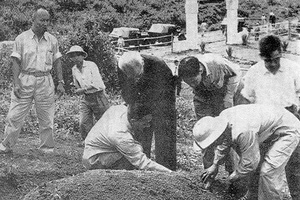 Bác Hồ thăm mộ đồng chí Tô Hiệu (7/5/1959)