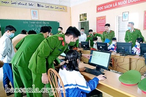 Trao tặng “Phòng máy tính cho em” tại Trường THCS Lóng Phiêng