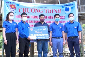 Huyện đoàn Thuận Châu trao kinh phí hỗ trợ xóa nhà tạm cho đoàn viên nghèo