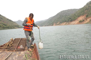 Chuyện về những người “bắt mạch” hồ thủy điện Hòa Bình