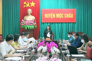 Đồng chí Phó Chủ tịch Thường trực UBND tỉnh kiểm tra công tác phòng, chống dịch Covid-19 tại huyện Mộc Châu