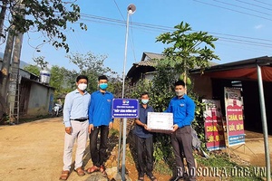 Khánh thành 10 công trình thanh niên “Thắp sáng đường quê”