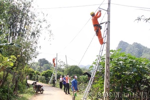 Bàn giao công trình thanh niên “Ánh sáng bản làng”