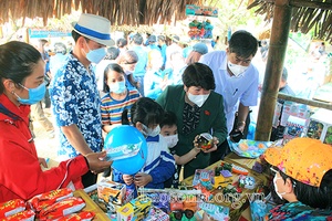 Phiên chợ 0 đồng cho trẻ em vùng cao Vân Hồ
