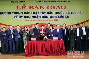 Bàn giao Trường Trung cấp Luật Tây Bắc về tỉnh Sơn La quản lý