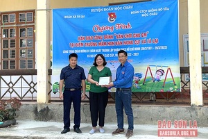 Bàn giao công trình  “Sân chơi cho em”