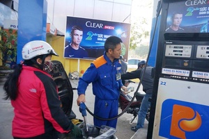 Giá xăng giảm gần 850 đồng/lít