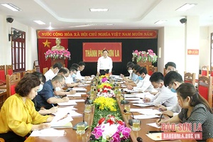 Đoàn giám sát của HĐND tỉnh làm việc với UBND thành phố Sơn La