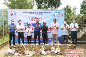 Trung ương Hội LHTN Việt Nam thăm, tặng quà tại xã Liệp Tè 