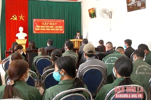 Trao 60 phần quà hỗ trợ công nhân bị ảnh hưởng bởi dịch Covid-19