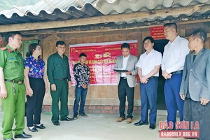 Bàn giao nhà "Nghĩa tình đồng đội" cho hội viên CCB