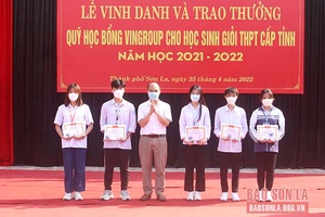 Vinh danh và trao thưởng học bổng cho học sinh giỏi 