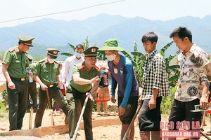 Bàn giao vật liệu xây dựng đường giao thông nông thôn 