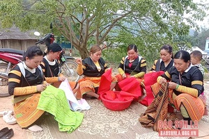 Phiêng Cằm giữ gìn nghề thêu thổ cẩm truyền thống