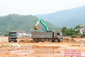 Sôi động các công trường bên dòng sông Mã