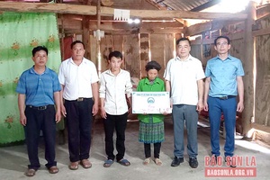 Trao tiền hỗ trợ xây dựng nhà Đại đoàn kết cho 36 hộ nghèo xã Chiềng Công