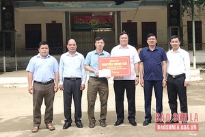 Bàn giao công trình phụ trợ cho Trường tiểu học và THCS xã Hua Trai 