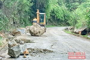 Khắc phục sự cố đá lăn trên quốc lộ 279 địa phận Mường Bú