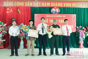 Đảng bộ huyện Phù Yên trao huy hiệu Đảng đợt 19/5