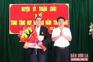 Huyện ủy Thuận Châu trao Huy hiệu Đảng đợt 19/5