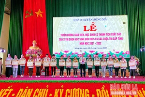 Sông Mã tuyên dương giáo viên, học sinh có thành tích xuất sắc