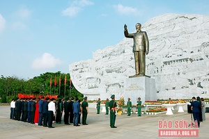 Dâng hoa, dâng hương nhân kỷ niệm 132 năm Ngày sinh Chủ tịch Hồ Chí Minh