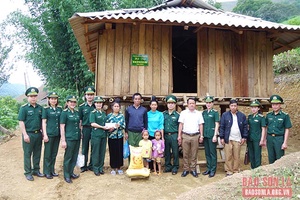 Trao tặng nhà “Mái ấm phụ nữ biên cương” 