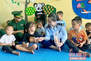 Thăm, tặng quà Tết thiếu nhi 1/6 