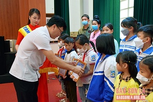 Trao học bổng cho học sinh nghèo vượt khó 