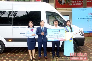 VietinBank Chi nhánh Sơn La trao 2 xe ô tô cứu thương 