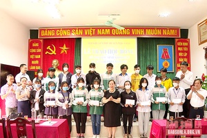 Trao học bổng cho học sinh chăm ngoan, hiếu học