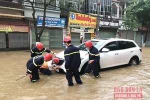 Lực lượng chức năng tham gia khắc phục hậu quả ngập úng cục bộ tại Thành phố