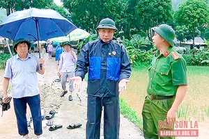 Đồng chí Phó Chủ tịch UBND tỉnh chỉ đạo khắc phục mưa lũ tại xã Chiềng Xôm