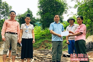 Hỗ trợ gia đình bị sập đổ nhà do mưa lớn