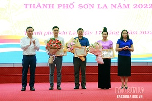 Trao giải cuộc thi viết "Chung tay phòng chống dịch Covid-19"