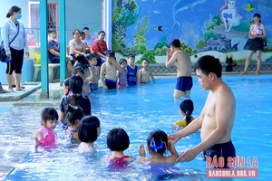 Gần 70 trẻ tham gia lớp học bơi năm 2022