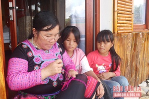 Nét đẹp trang phục dân tộc Mông hoa