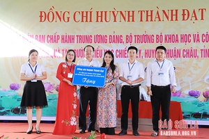 Bộ trưởng Bộ Khoa học và Công nghệ thăm, tặng quà Trường tiểu học Chiềng Ly