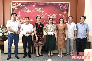 Trao tiền hỗ trợ học sinh hoàn cảnh khó khăn tham gia kỳ thi tốt nghiệp THPT năm 2022