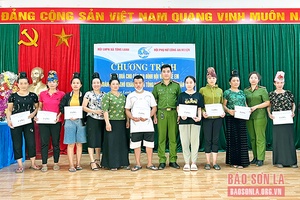 Tặng quà cho hội viên phụ nữ và trẻ em có hoàn cảnh khó khăn
