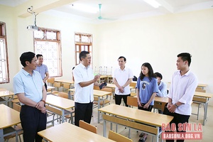 Đồng chí Bí thư Tỉnh ủy kiểm tra chuẩn bị kỳ thi tốt nghiệp THPT tại huyện Vân Hồ