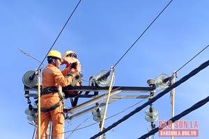 Cấp điện an toàn, ổn định mùa mưa lũ
