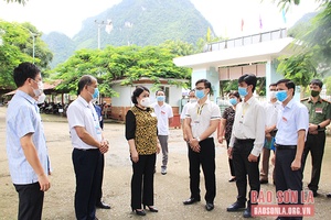 Đồng chí Phó Chủ tịch Thường trực UBND tỉnh kiểm tra công tác thi tốt nghiệp tại huyện Thuận Châu, Quỳnh Nhai