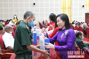 Mộc Châu chăm sóc người có công