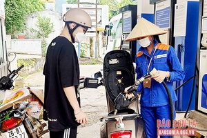 Vẫn cần tiếp tục điều chỉnh giảm giá xăng, dầu để phục hồi, phát triển