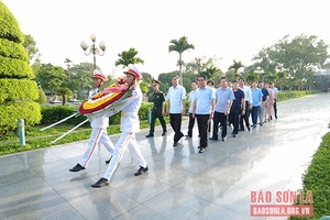 Đoàn công tác tỉnh Sơn La dâng hương tưởng niệm các Anh hùng liệt sỹ tại tỉnh Điện Biên