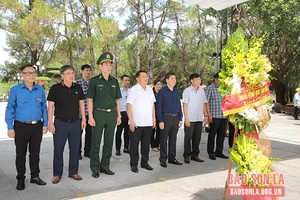 Đoàn công tác tỉnh Sơn La dâng hương tại Nghĩa trang liệt sỹ Quốc gia Trường Sơn
