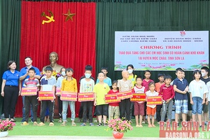 Tặng quà học sinh nghèo xã Phiêng Luông