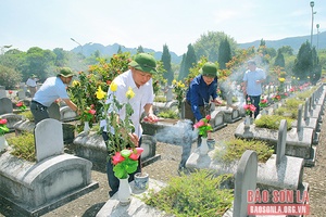 Đoàn công tác của tỉnh Sơn La dâng hương tại Nghĩa trang liệt sỹ Quốc tế Đồng Tâm