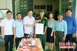 Đồng chí Chủ tịch HĐND tỉnh thăm, tặng quà các thân nhân liệt sỹ, thương binh 